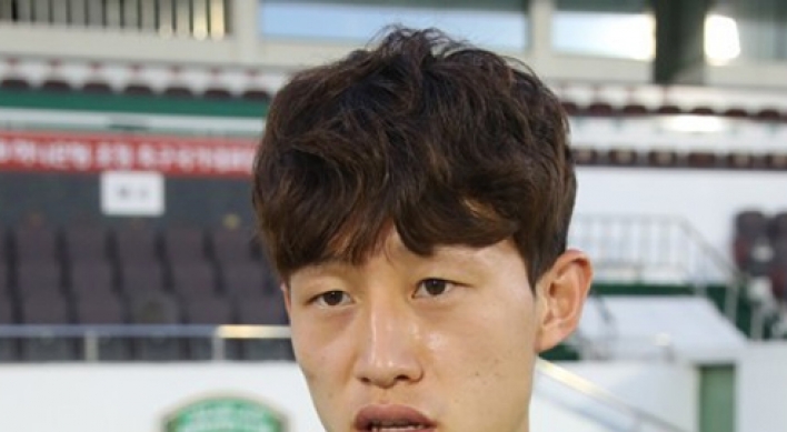 Midfielder says back four suits S. Korea better than back three