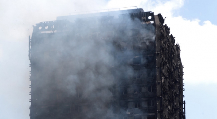 [속보] 英경찰, 아파트 화재 사망자 12명…실종자는 '수명'