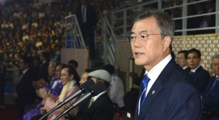 Moon says sports can create peace, invites N. Korea to PyeongChang Olympics