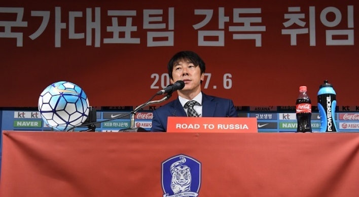 New Korea football coach hints at change in squad selection