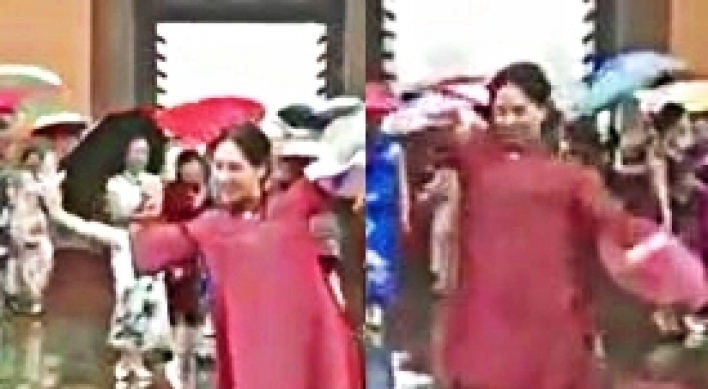 (영상) ‘빗속의 여인’에 매료된 출근길 회사원들