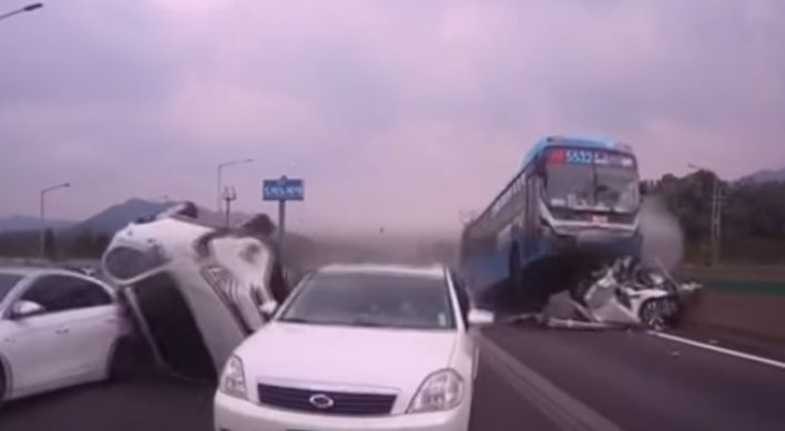 [Video] 2 dead, 16 hurt in pile up on Seoul-Busan highway