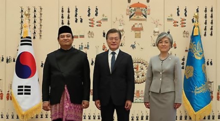 Korean president greets five new foreign envoys in Seoul