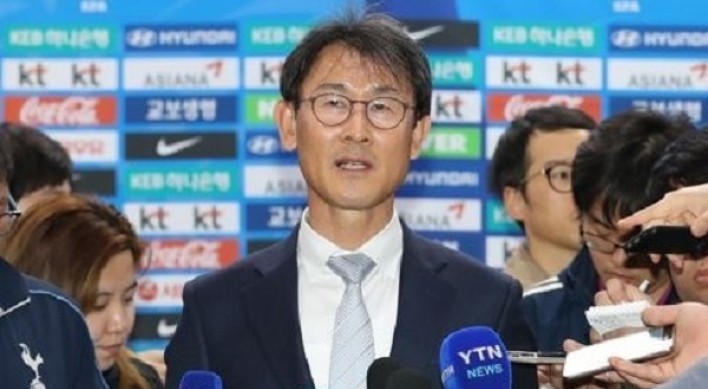 Korea women's football coach signs 2-year contract extension