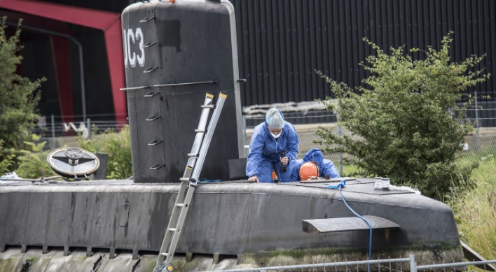 Danish submarine scanned for clues to journalist's death