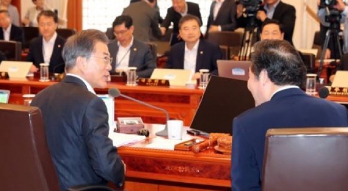 Moon directs officials to develop 'innovation-led' growth strategy