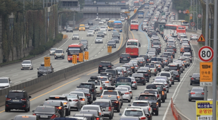 Highways congested, airport packed with travelers for Chuseok holiday
