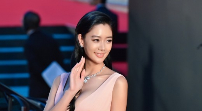 Actress Clara wins popularity award at Tokyo Film Fest