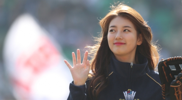 [Photo News] Suzy throws first pitch at Korean Series