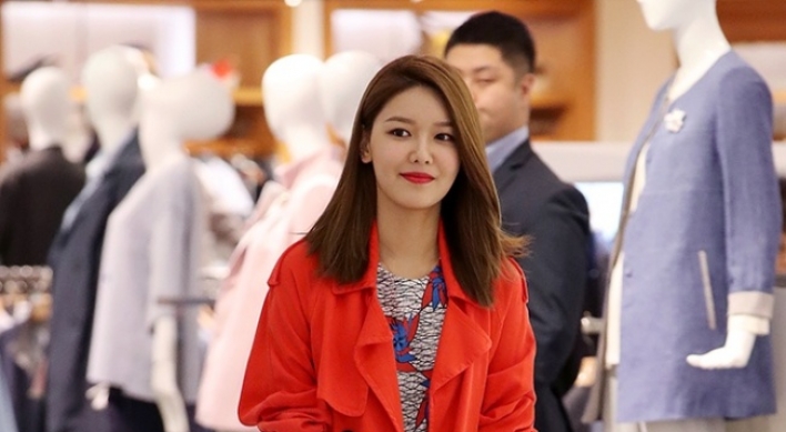 Sooyoung of Girls' Generation signs with Daniel Henney's agency