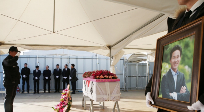 Funeral held for Sewol ferry’s heroic teacher victim