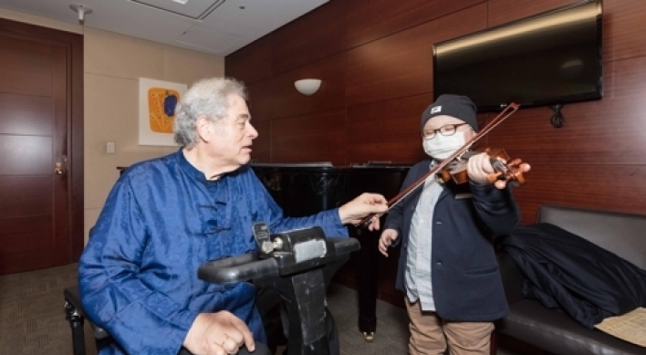 8-year-old with leukemia plays violin in front of Itzhak Perlman