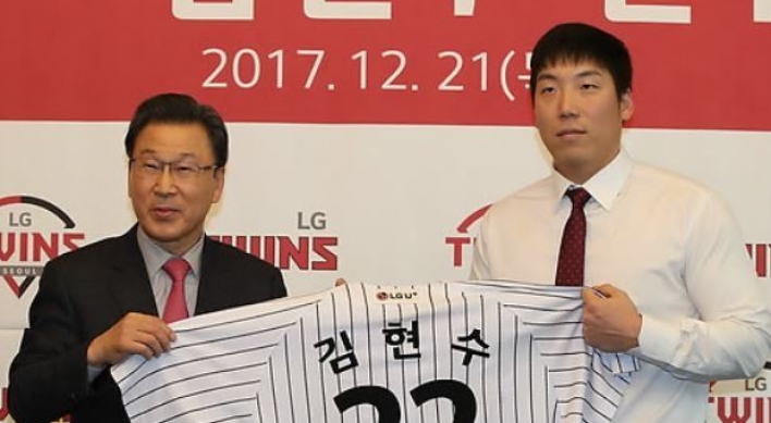 Ex-big leaguer Kim Hyun-soo formally introduced by new Korean club