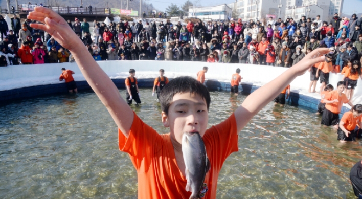 [Photo News] Ice fishing season is here