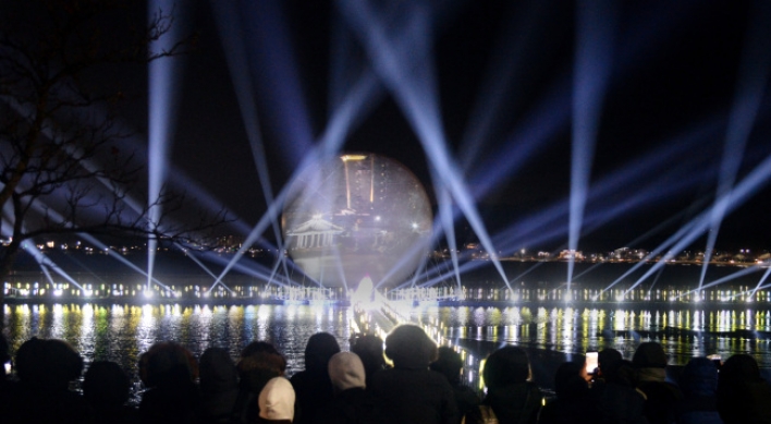 [Photo News] Artificial moon lights up Gangneung lake