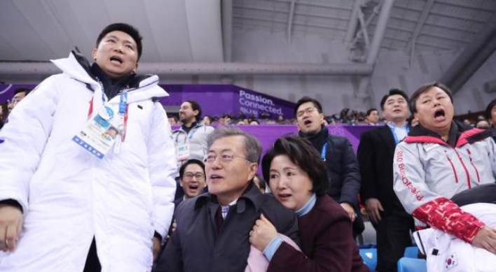[Photo News] Presidential couple locked in tight hug while watching short track