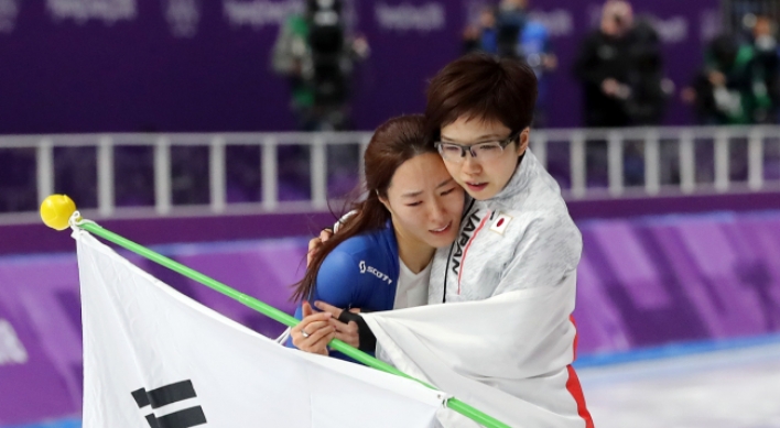 [Newsmaker] Olympic fans touched by Lee Sang-hwa’s friendship with her Japanese rival Nao Kodaira