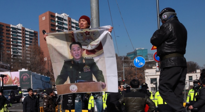 Former NK spymaster's visit roils political differences