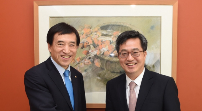 Finance minister, BOK chief vow to cooperate to manage risk factors