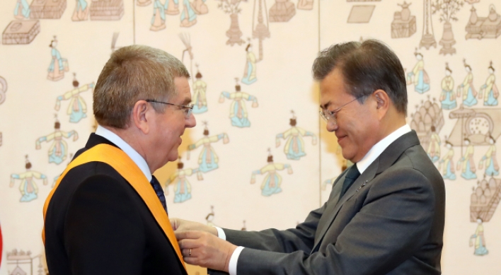 S. Korean president confers state decoration on IOC chief