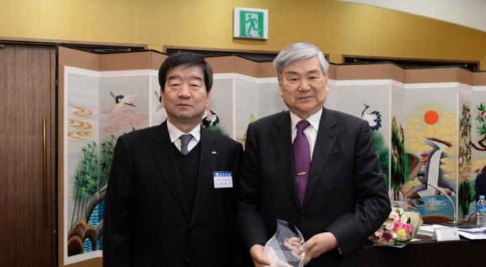 Cho Yang-ho receives appreciation plaque from defense industry