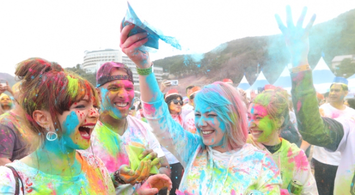 [Photo News] Holi Hai brings first colors of spring to Geoje