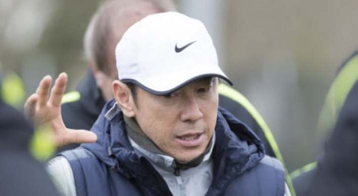 Korean football coach mulls over options for Son Heung-min