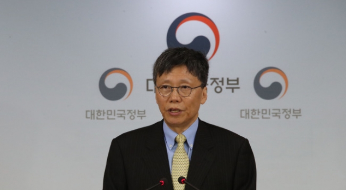 Panel accuses former Park aides of illegally pressuring labor organizations