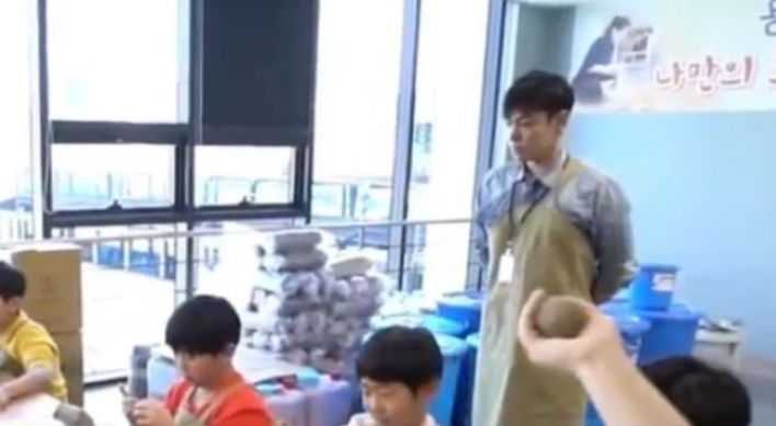 T.O.P holds arts and crafts class for children: video