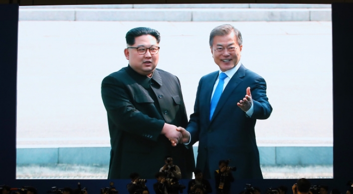 [Newsmaker] Two Koreas' leaders in historic handshake