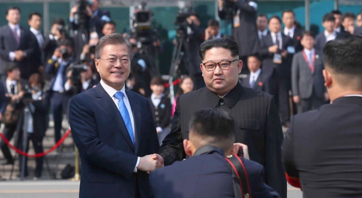 [Photo News] Moon, Kim shake hands in historic meeting at border
