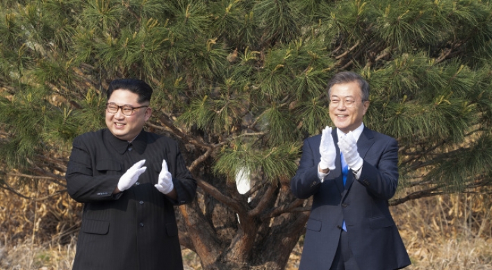 [2018 Inter-Korean summit] Leaders of Koreas jointly plant pine tree to symbolize peace and prosperity
