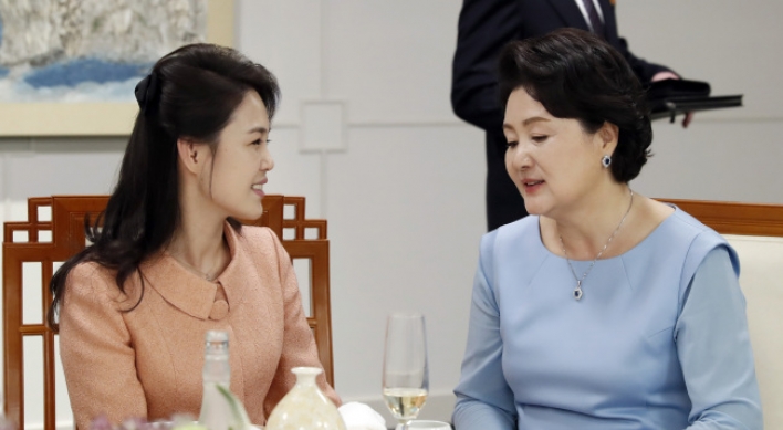 [Newsmaker] ‘Instant bond’ between first ladies of two Koreas grabs attention