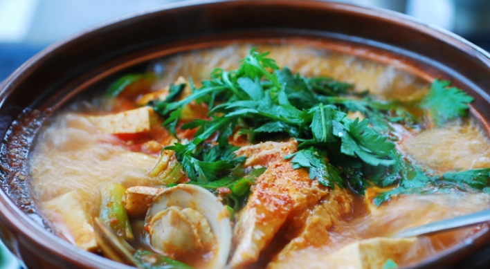 [Home Cooking] Domi Maeuntang (Spicy fish stew made with red snapper)