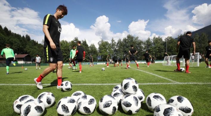 Nat'l football team kicks off training in Austria