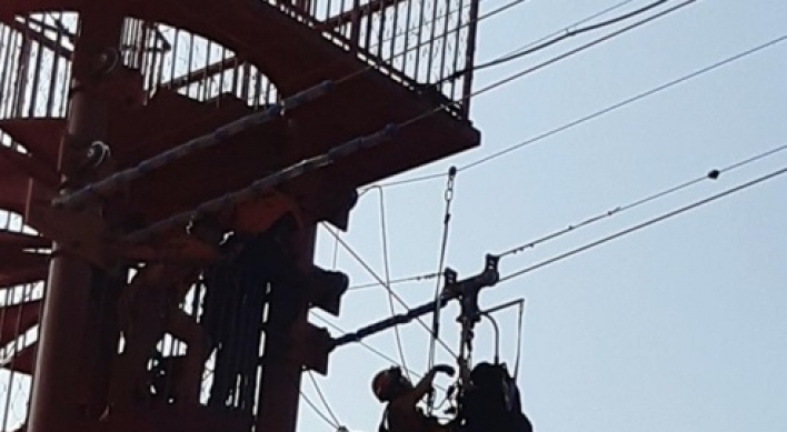 Kid stuck in the air from zip-line failure in Gyeonggi