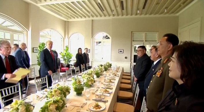 [US-NK Summit] Trump, Kim chat over lunch of beef short ribs