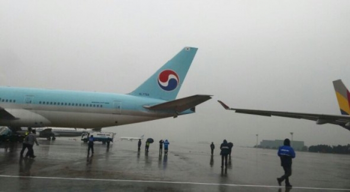 Asiana Airlines, Korean Air planes collide at Gimpo Airport