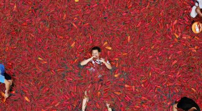 [Photo News] Chinese go for a very spicy dip