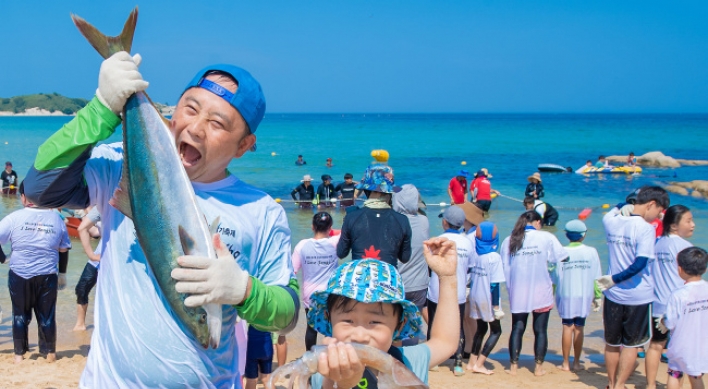[Photo News] Cities hold squid festivals to beat scorching heat