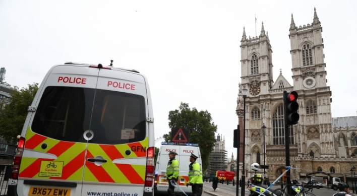 Suspected terror attack injures pedestrians outside UK parliament