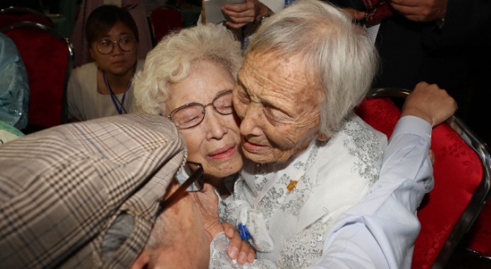 [Photo News] War-separated families meet in rare, emotional reunion