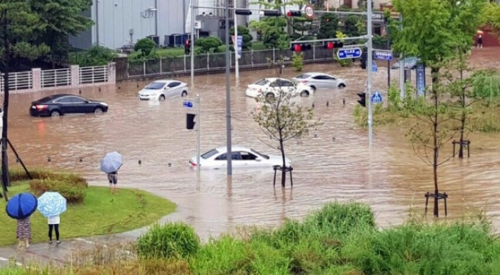 [Photo News] Flash floods turn Daejeon into muddy river