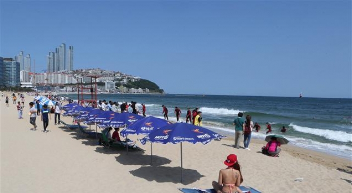 Less crime on Busan beaches this summer: police