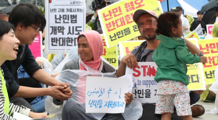 [From the Scene] Contrasting rallies on Refugee Act in Seoul