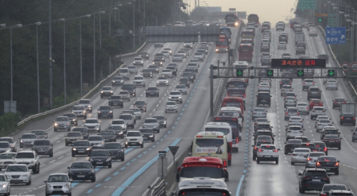 Chuseok exodus in full swing as highways clog with traffic