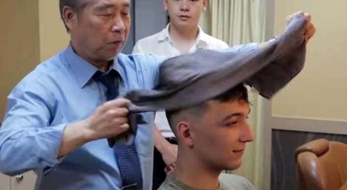[Trending] Aged barbers’ trimming skills impress young customers