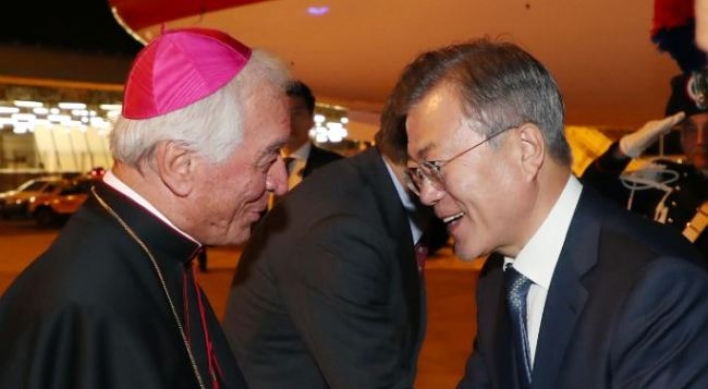 Moon to seek support of Vatican, Italy for NK peace efforts