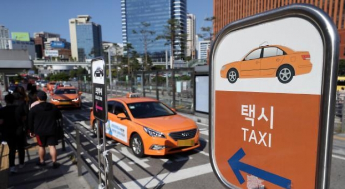 Taxi drivers' strike disturbs morning commutes