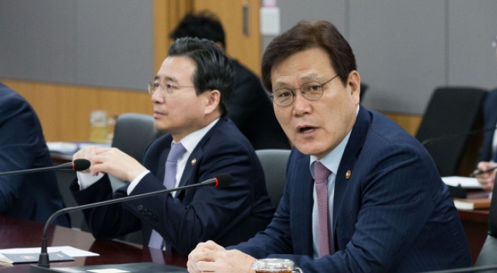 Korea dismisses economic crisis speculations despite signs